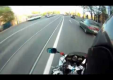 Из-за опасного маневра мотоциклист чуть не оказывается зажат между авто